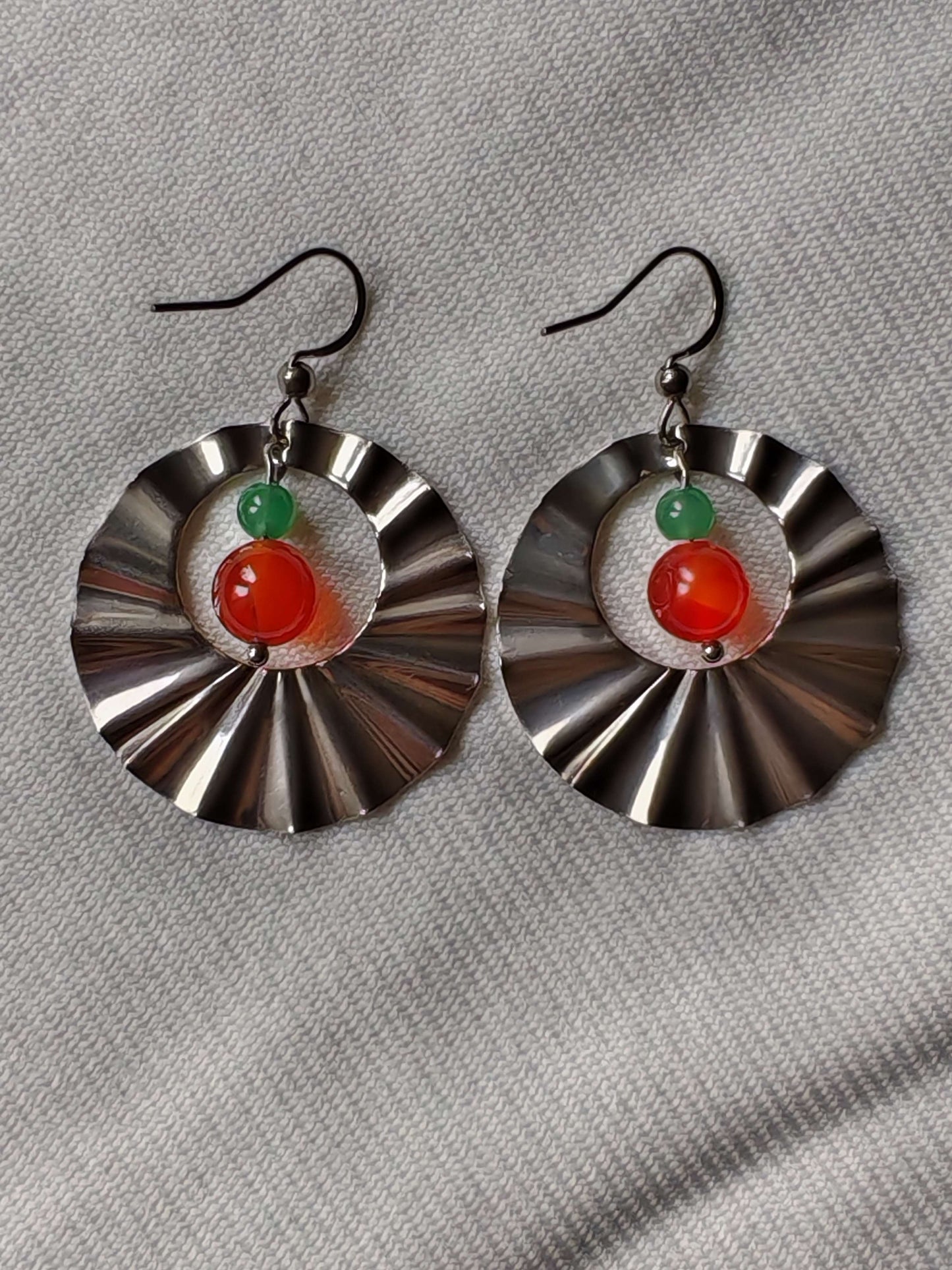 Boucle d'oreille creole aventurine et cornaline soleil sur tissus blanc