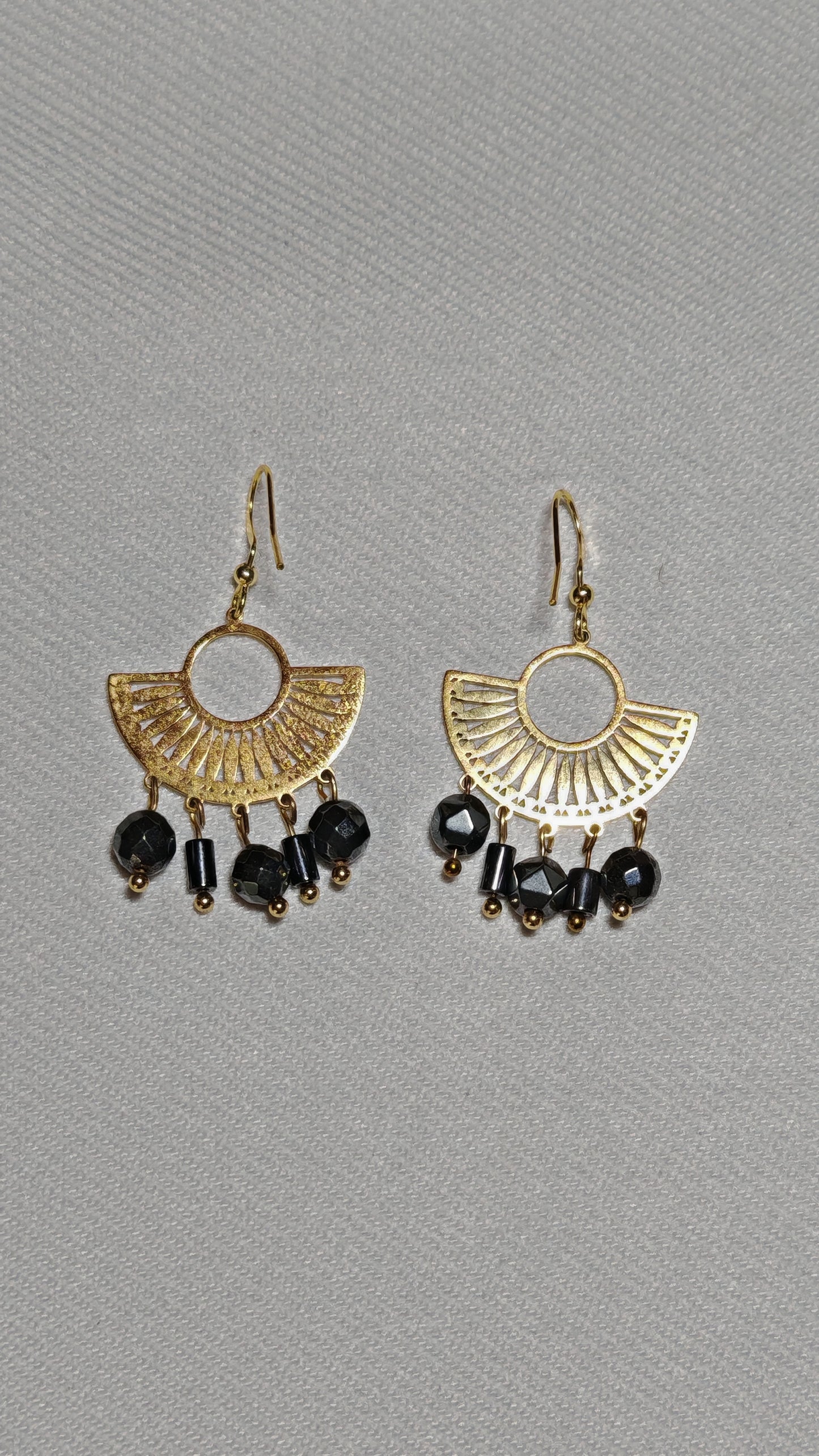 Boucle d'oreilles egyptienne hemtatite gro plan sur font blanc