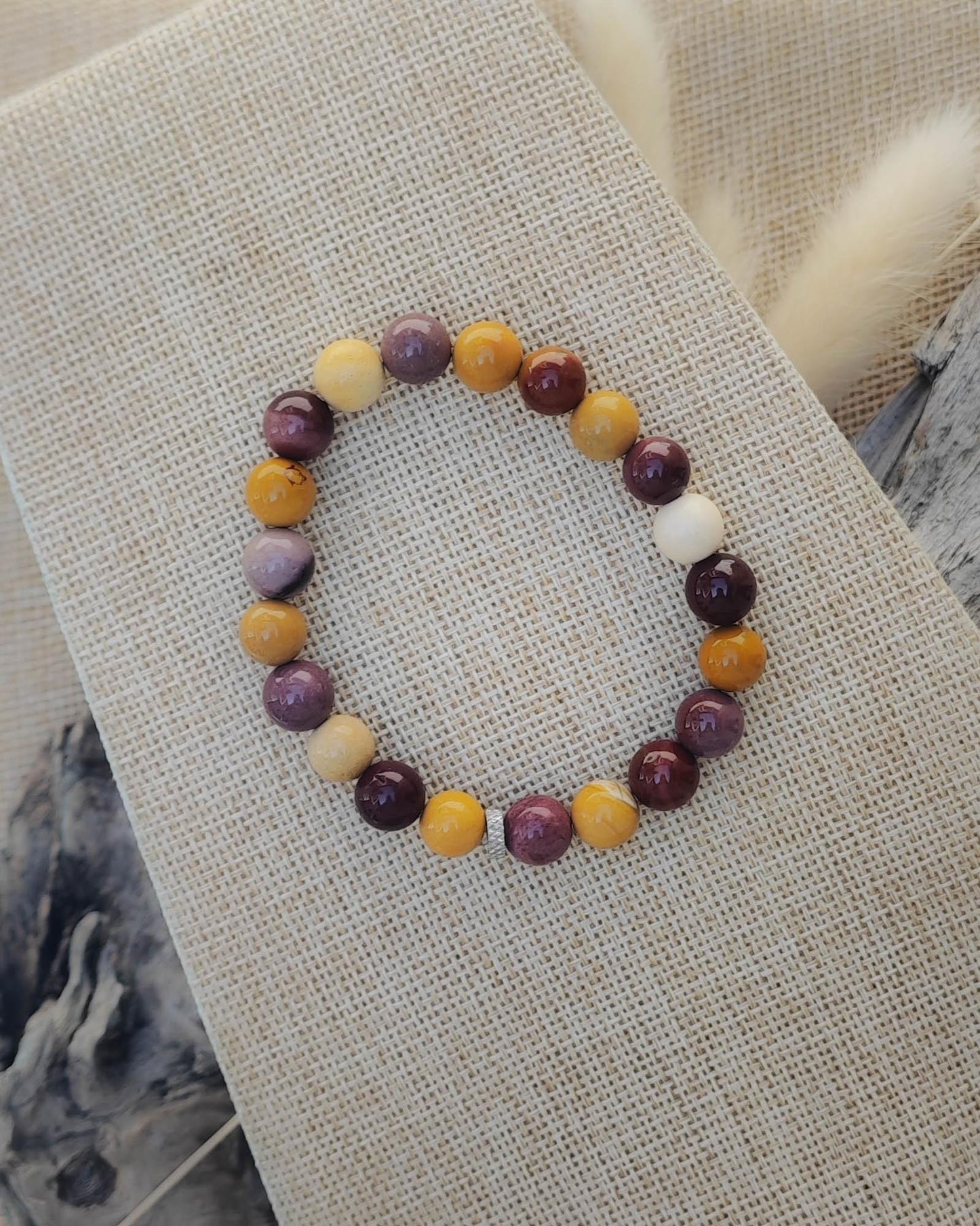 Vue de dessus du bracelet en jaspe mokaite naturel montrant les perles et nuances de la pierre
