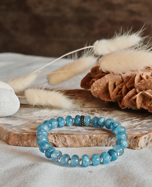 Bracelet aigue marine sur support en roche blanche
