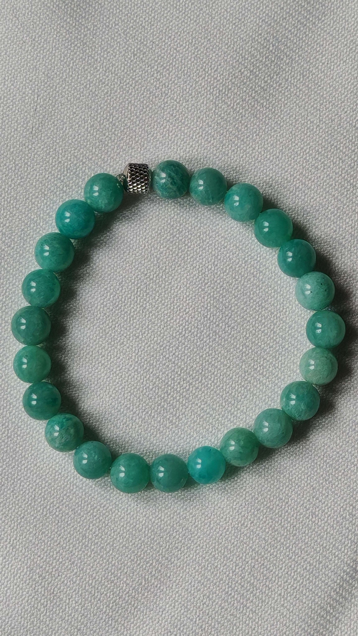 Bracelet amazonite sur tissus blanc