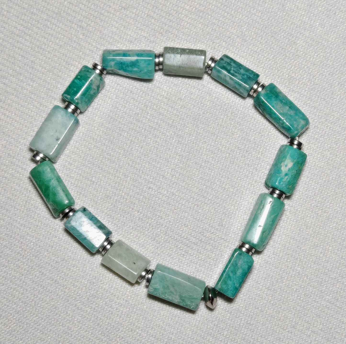 Bracelet en Amazonite gros plan sur fond blanc