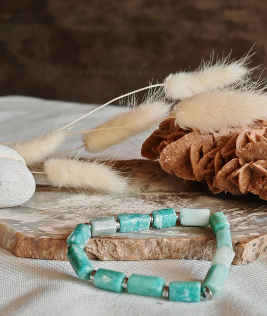 Bracelet en Amazonite sur support en roche blanche