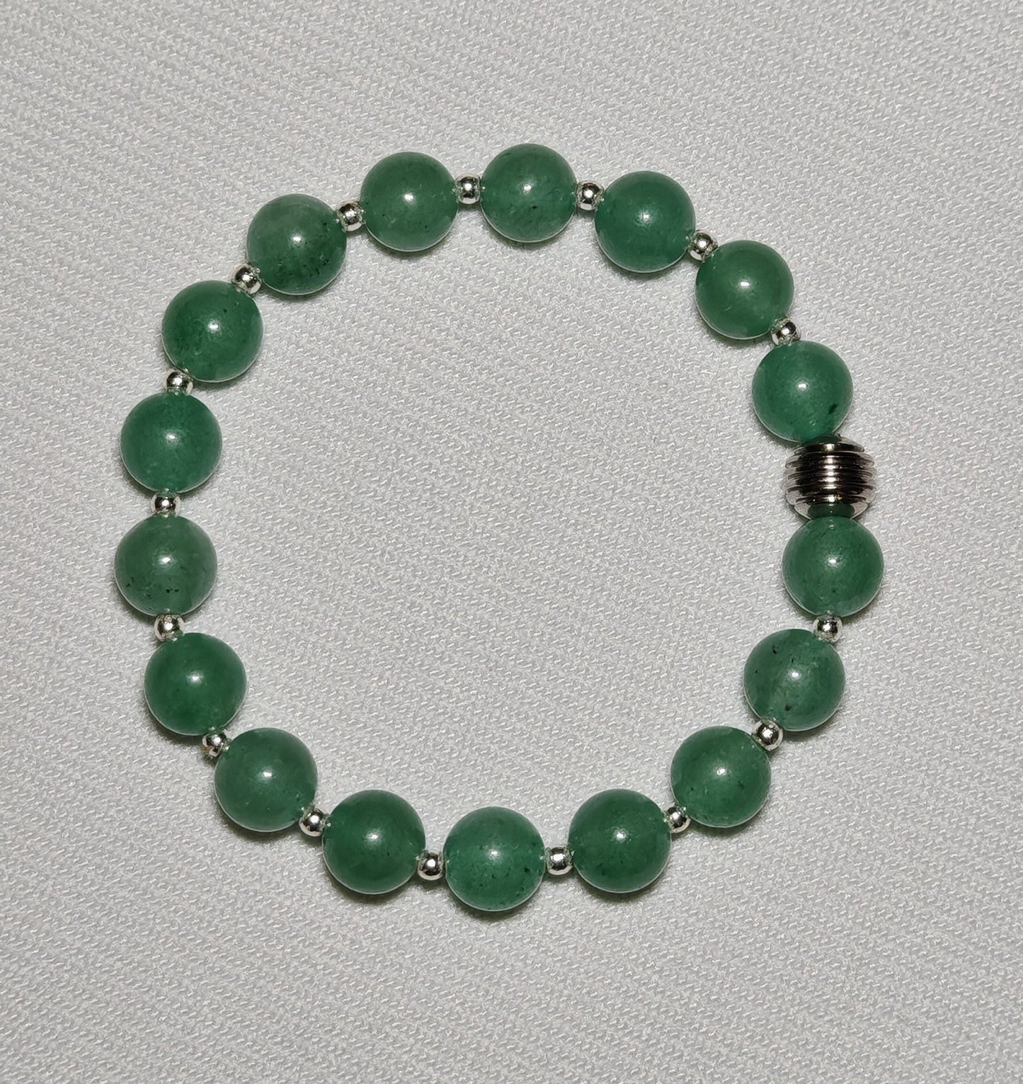 Bracelet en Aventurine gros plan sur fond blanc