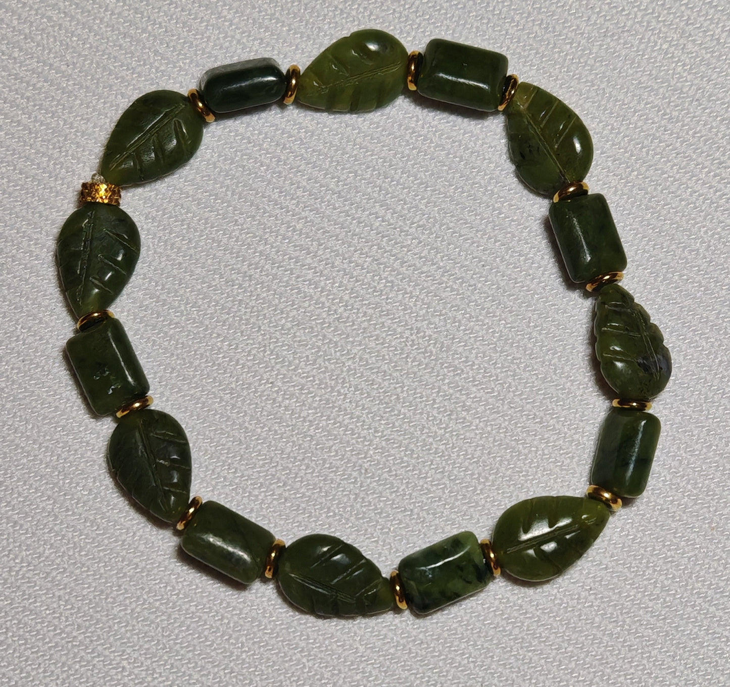 Bracelet en Jade feuille gros plan sur fond blanc