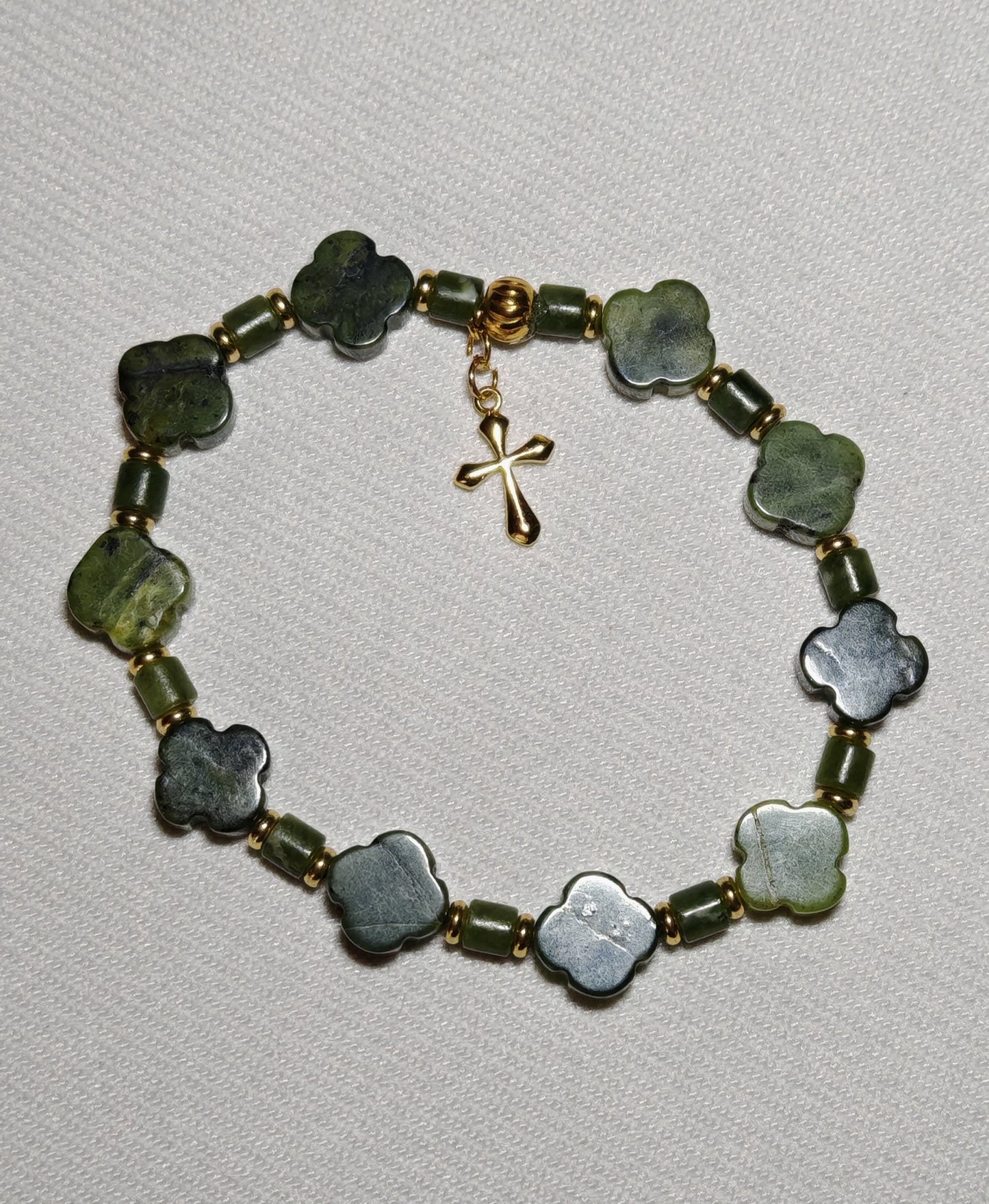 Bracelet jade fleur gros plan sur fond blanc