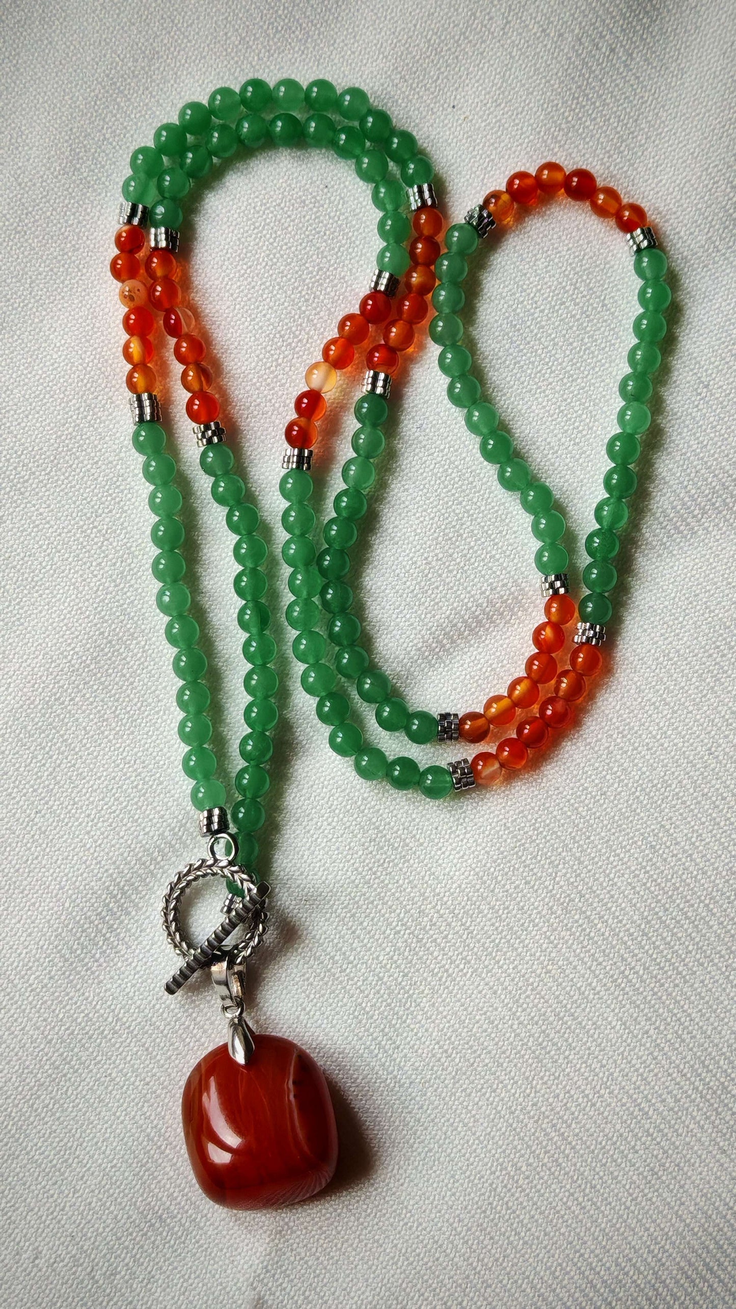 Collier aventurine et cornaline isis sur tissus blanc