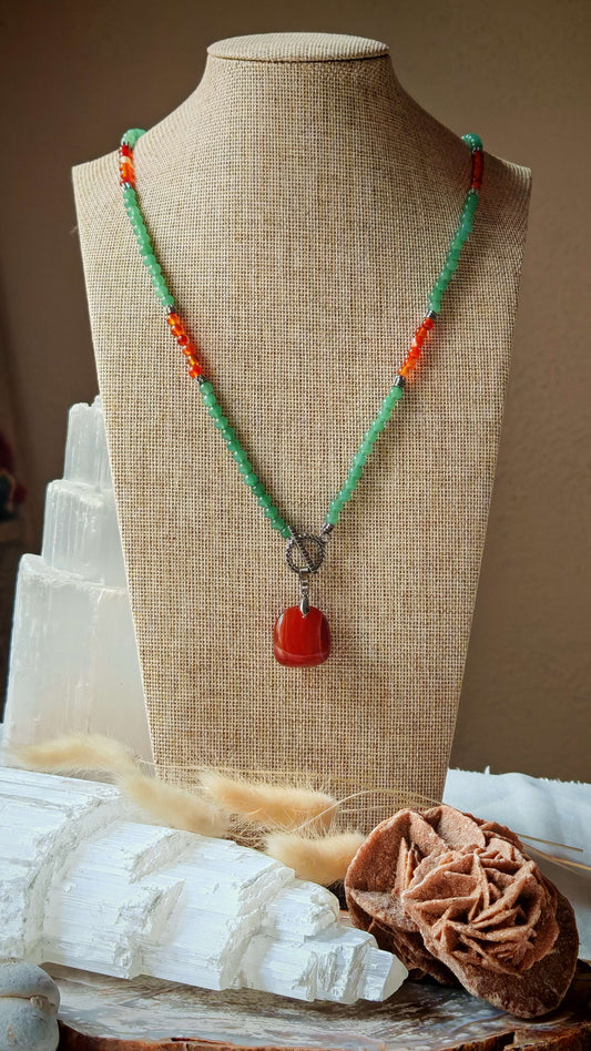 Collier aventurine et cornaline isis sur support avec décord en roche