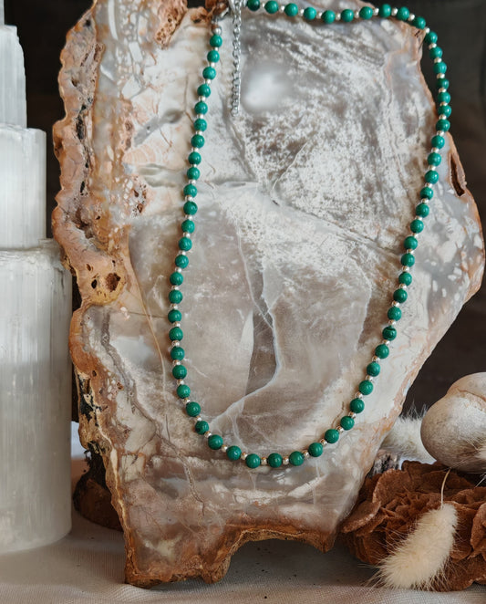 Collier malachite sur support en roche blanche