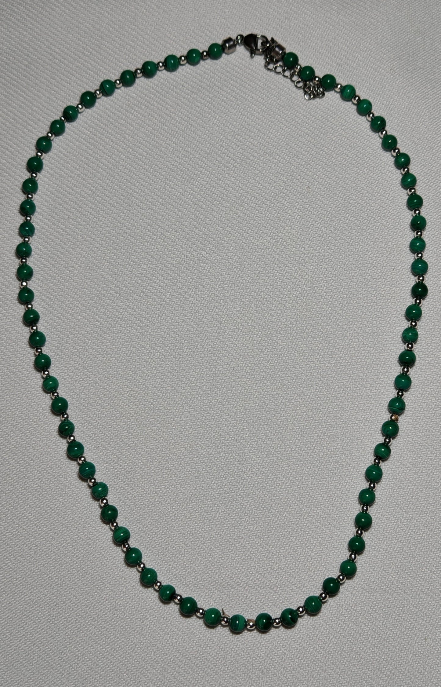 Collier malachite gros plan sur fond plan