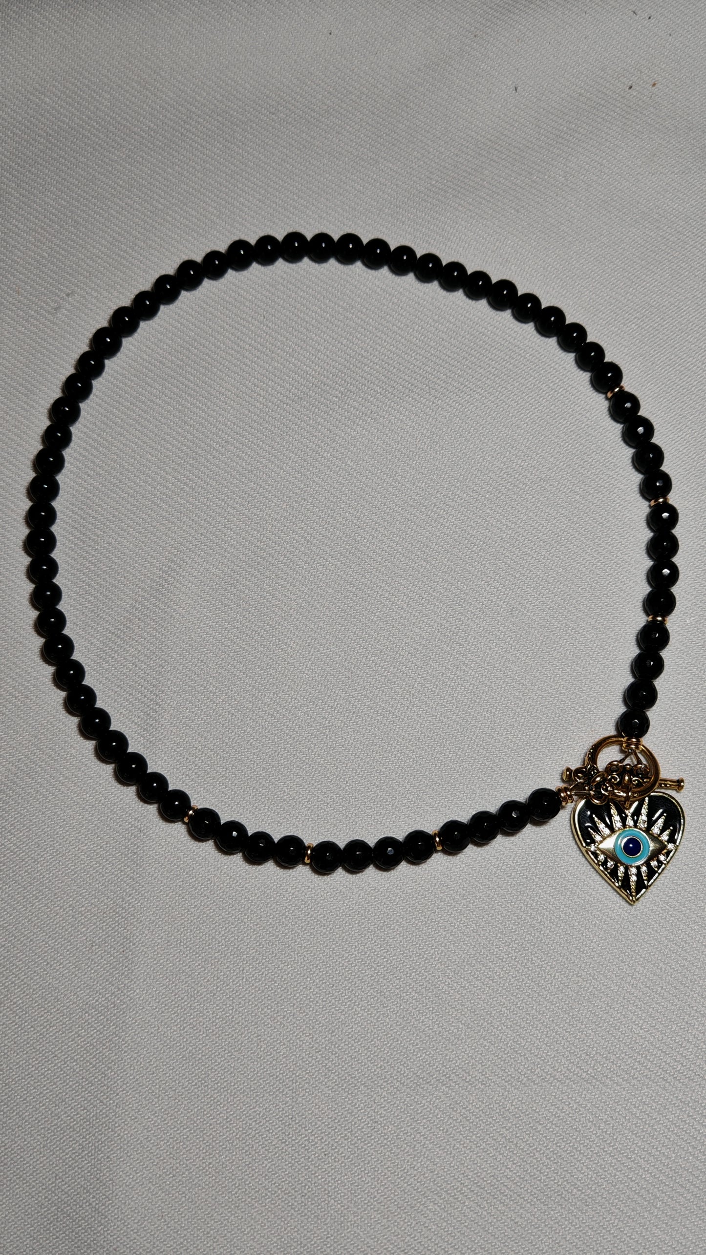 Collier oeil de vision gros plan sur font blanc