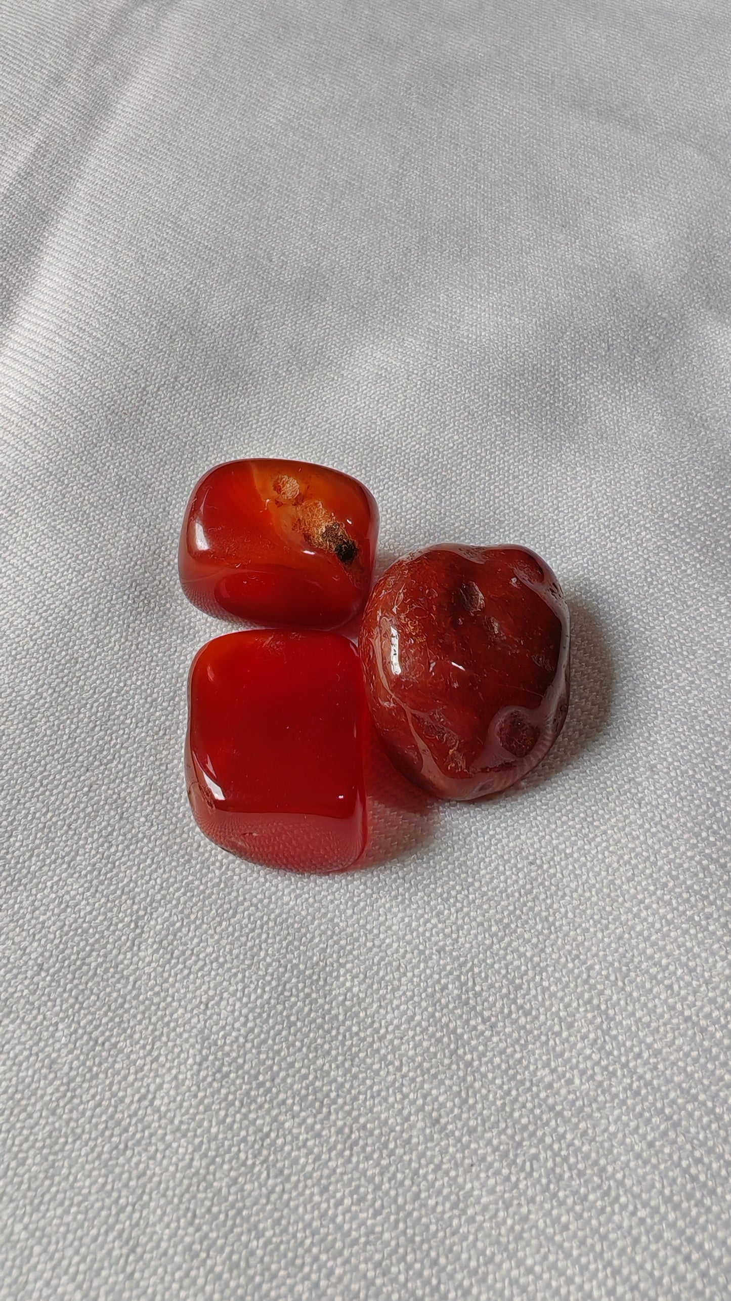 Cornaline pierre roulée sur font blanc