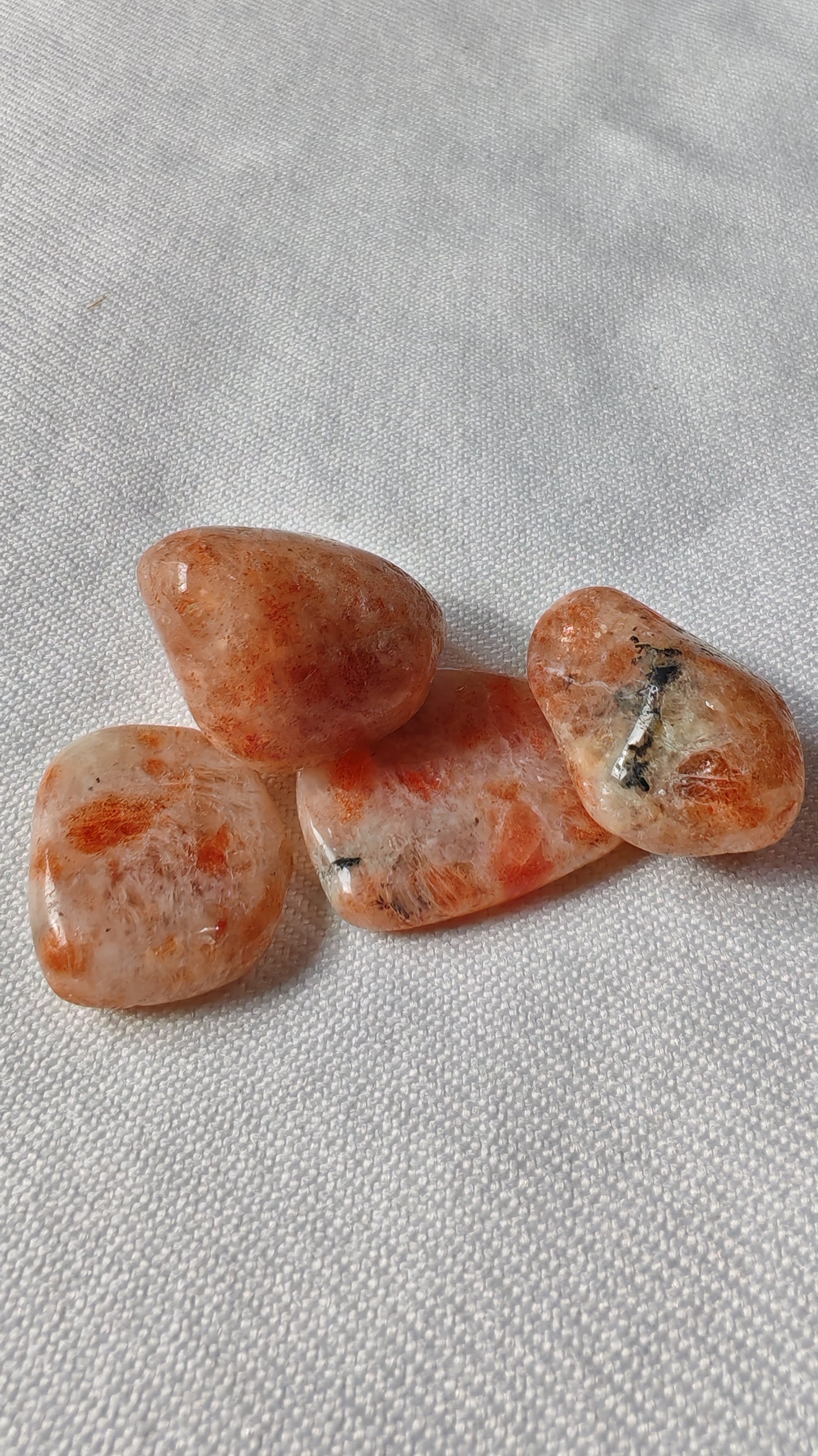 Pierre de soleil pierre roulee sur font blanc