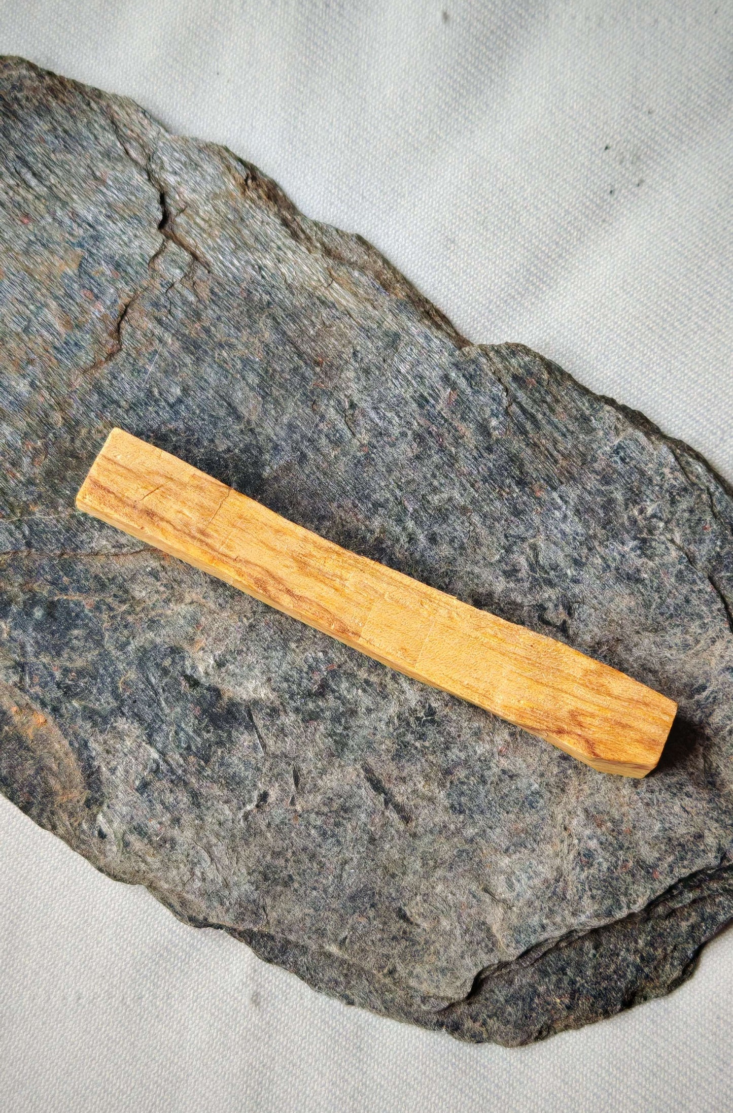 Stick de palo santo sur roche