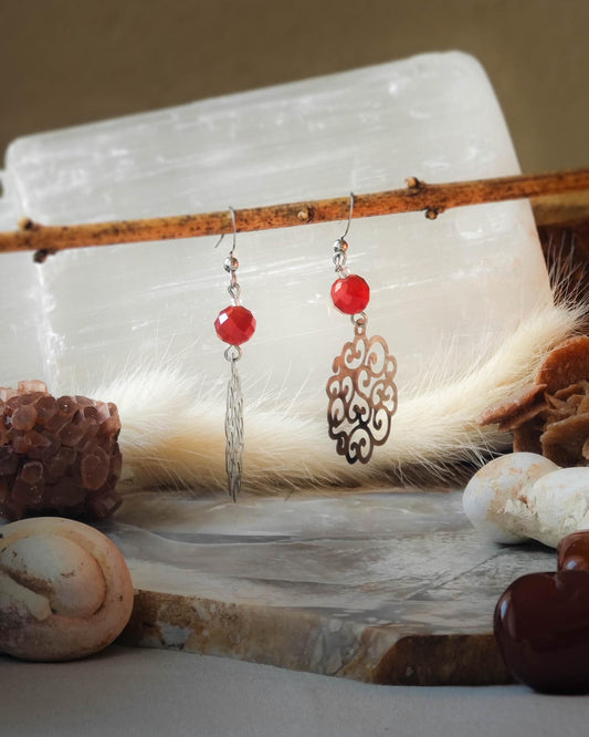 Boucles d’oreilles Cornaline Filigrane Rosace acier sur roche plate avec pierres et épis blancs