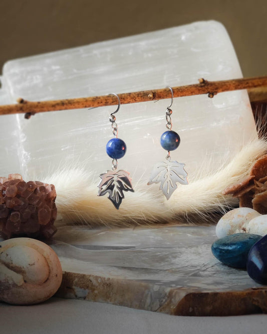 Boucles d’oreilles Lapis Lazuli motif feuille acier sur roche plate avec pierres et épis blancs