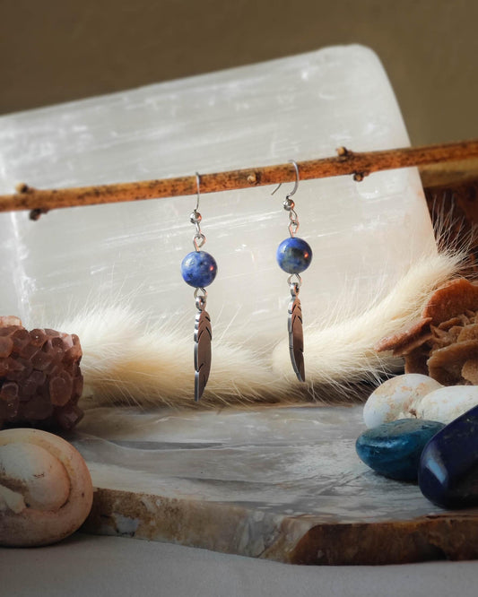 Boucles d’oreilles Lapis Lazuli motif plume acier sur roche plate avec pierres et épis blancs