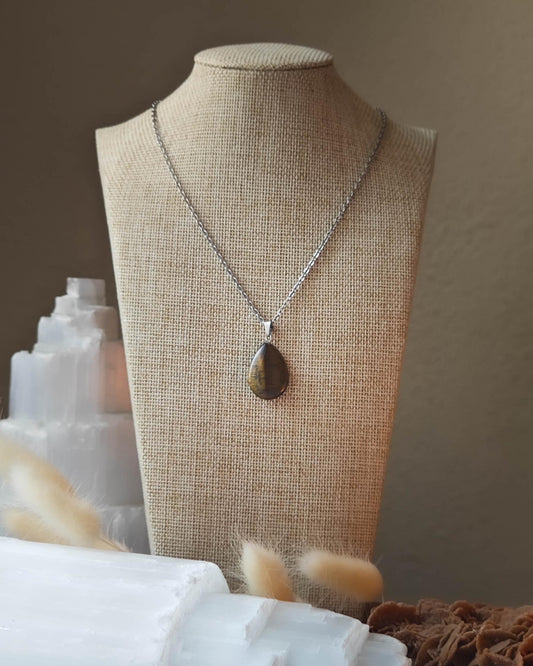 Pendentif OEil de Tigre goutte sur roche plate avec pierres et épis blancs