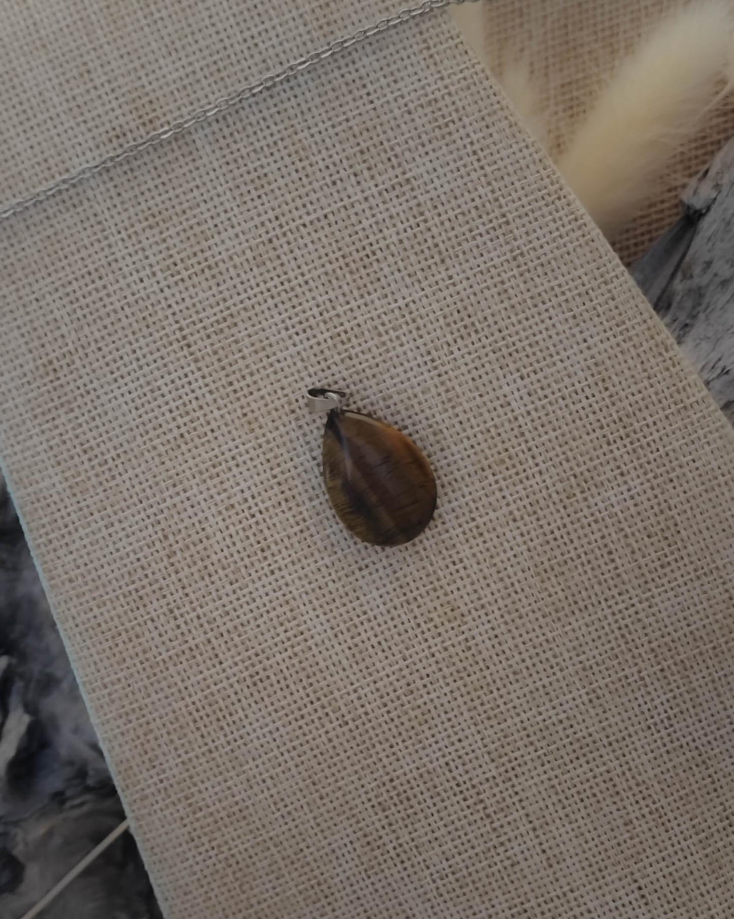 Vue de dessus du pendentif OEil de Tigre goutte avec attache en acier inoxydable