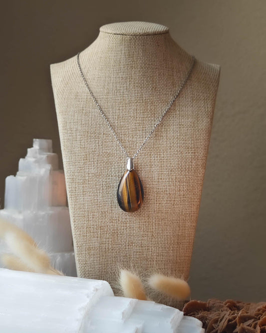 Pendentif OEil de Tigre goutte sur roche plate avec pierres et épis blancs