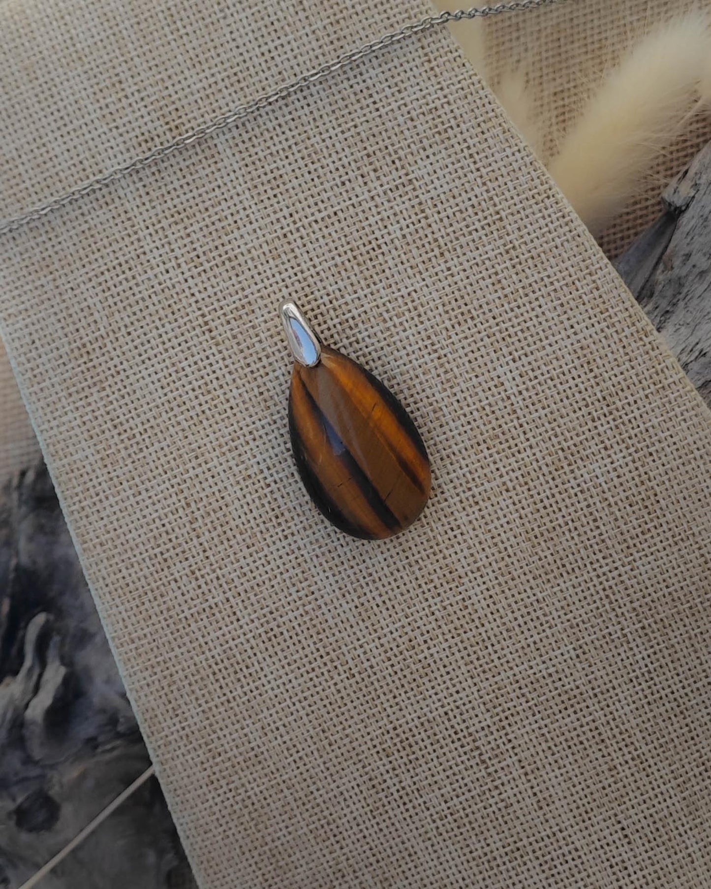 Vue de dessus du pendentif OEil de Tigre goutte avec attache en acier inoxydable