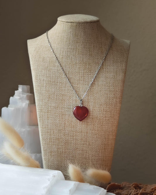 Pendentif Cornaline forme de cœur sur roche plate avec pierres et épis blancs