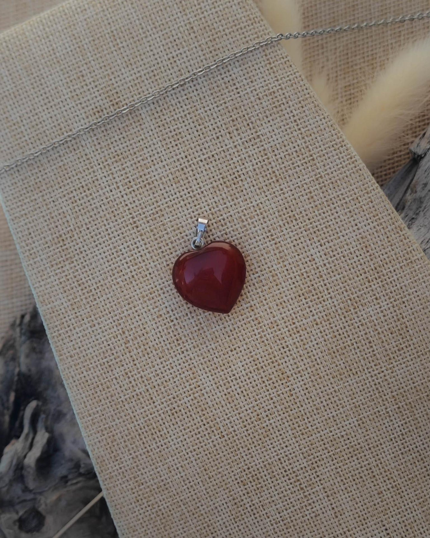 Vue de dessus du pendentif Cornaline forme de cœur avec attache en acier inoxydable