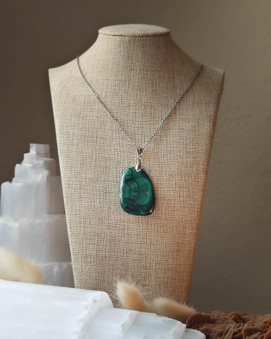 Pendentif Malachite pierre roulée sur roche plate avec pierres et épis blancs
