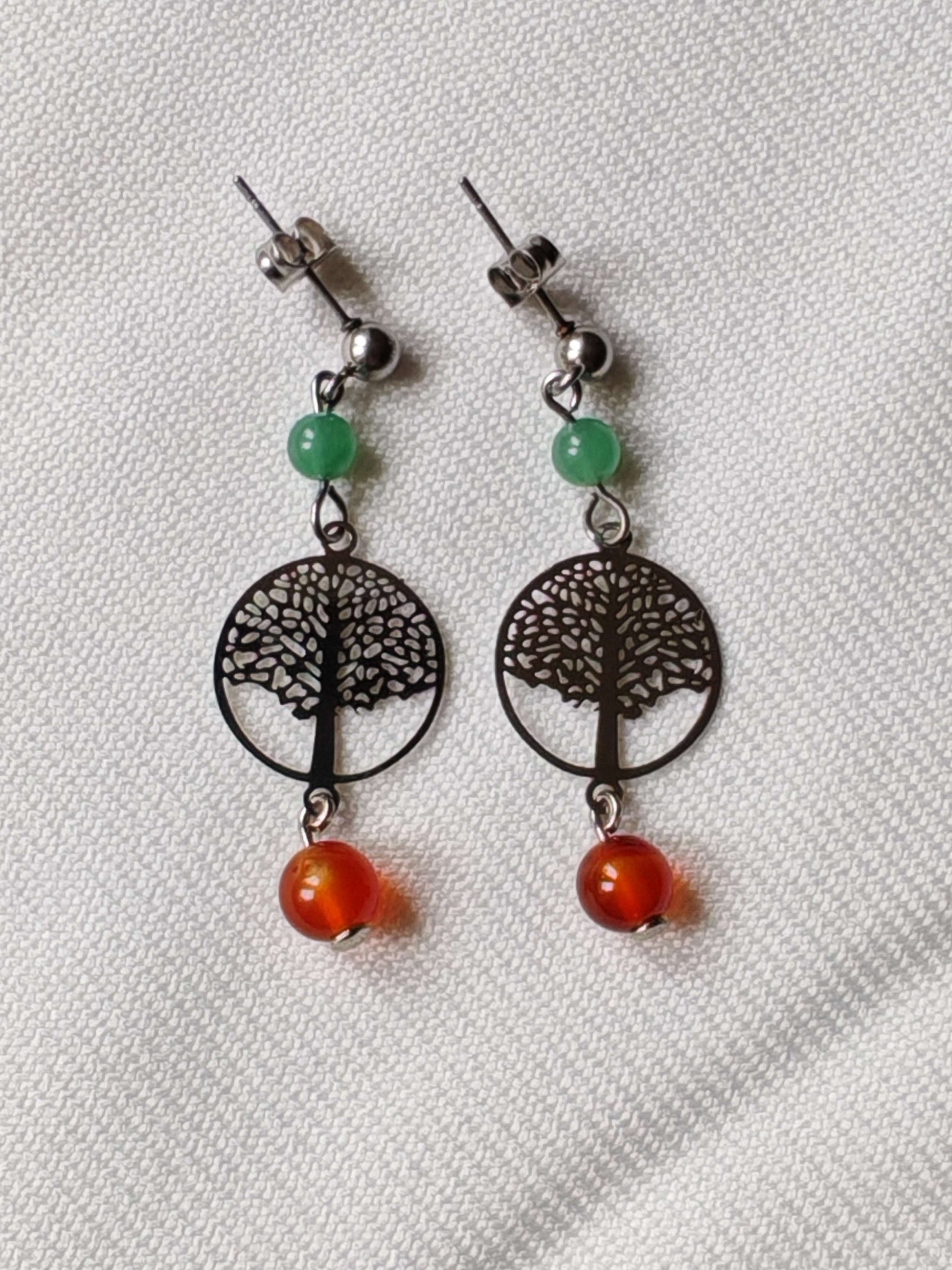 Boucle d'oreille arbre de vie filigramme cornaline et aventurine sur tissus blanc