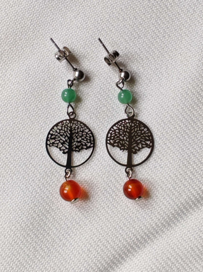 Boucle d'oreille arbre de vie filigramme cornaline et aventurine sur tissus blanc
