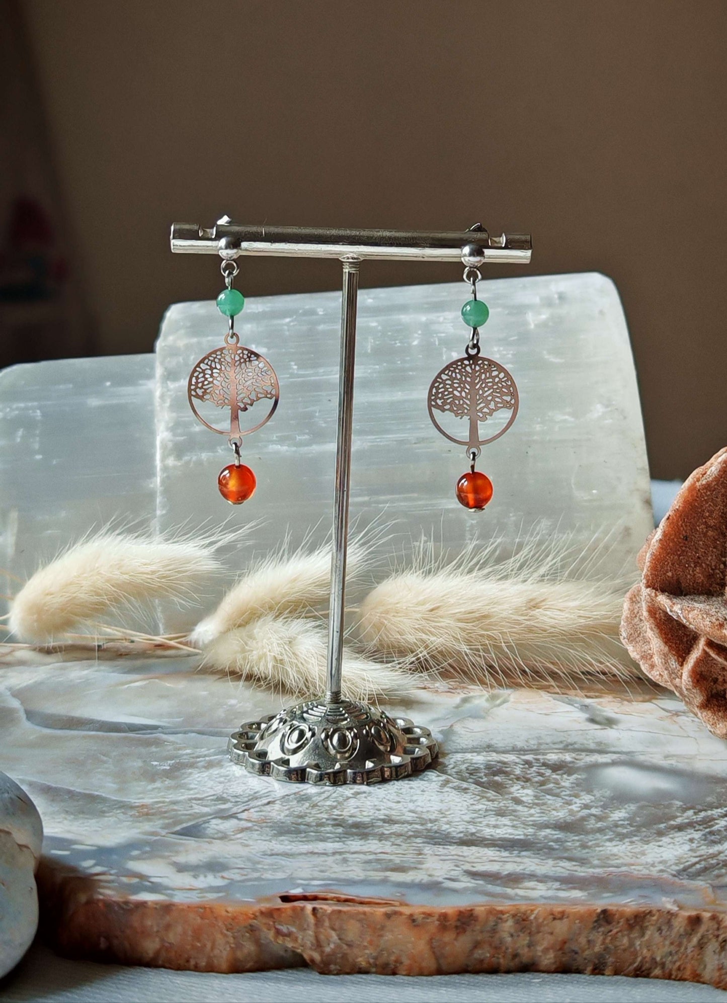 Boucle d'oreille arbre de vie filigramme cornaline et aventurine sur support avec décord en roche