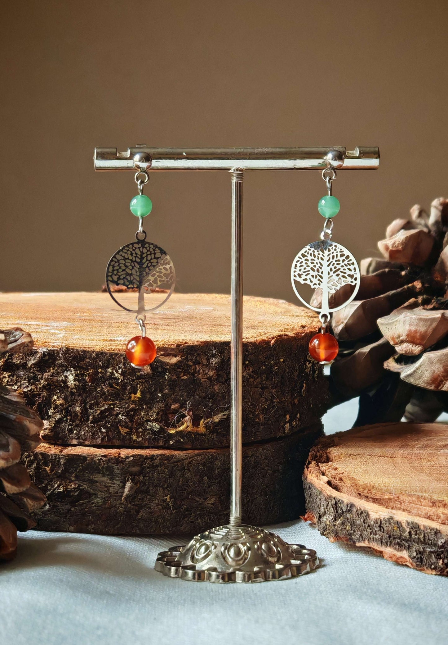 Boucle d'oreille arbre de vie filigramme cornaline et aventurine sur support avec décord en bois