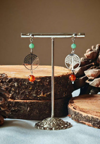 Boucle d'oreille arbre de vie filigramme cornaline et aventurine sur support avec décord en bois