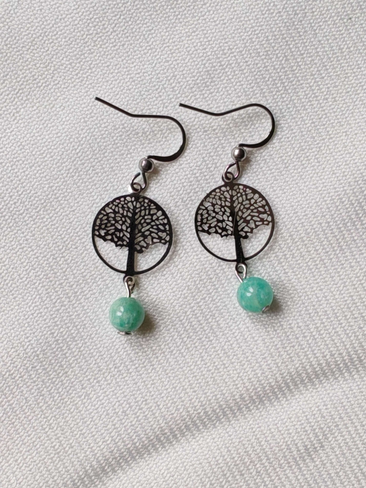 Boucle d'oreille arbre de vie filigranne amazonite sur tissus blanc