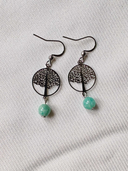 Boucle d'oreille arbre de vie filigranne amazonite sur tissus blanc