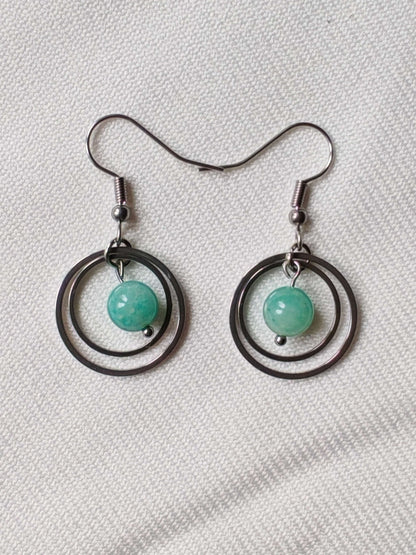 Boucle d'oreille créole amazonite sur tissus blanc
