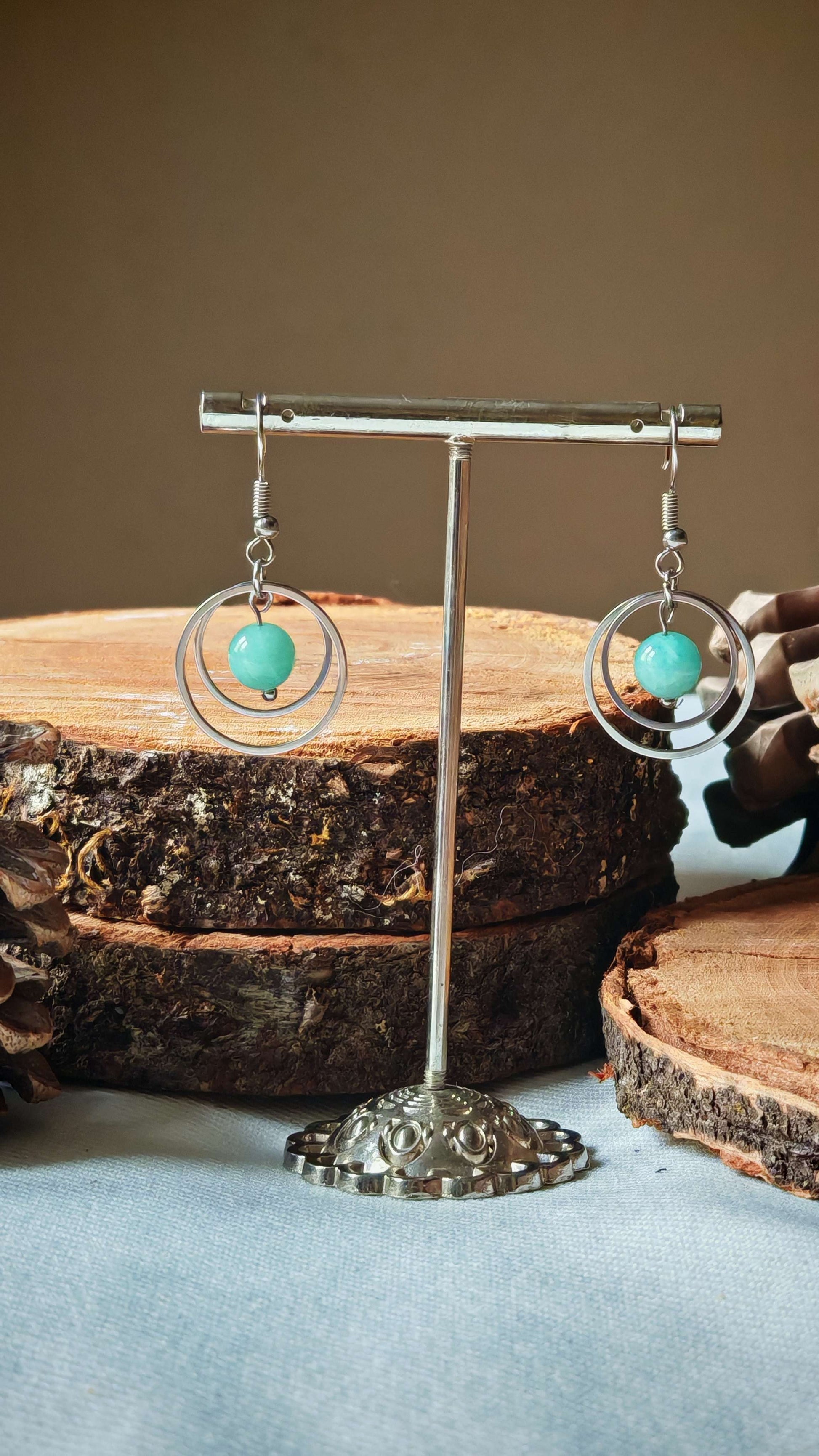 Boucle d'oreille créole amazonite sur support avec décord en bois