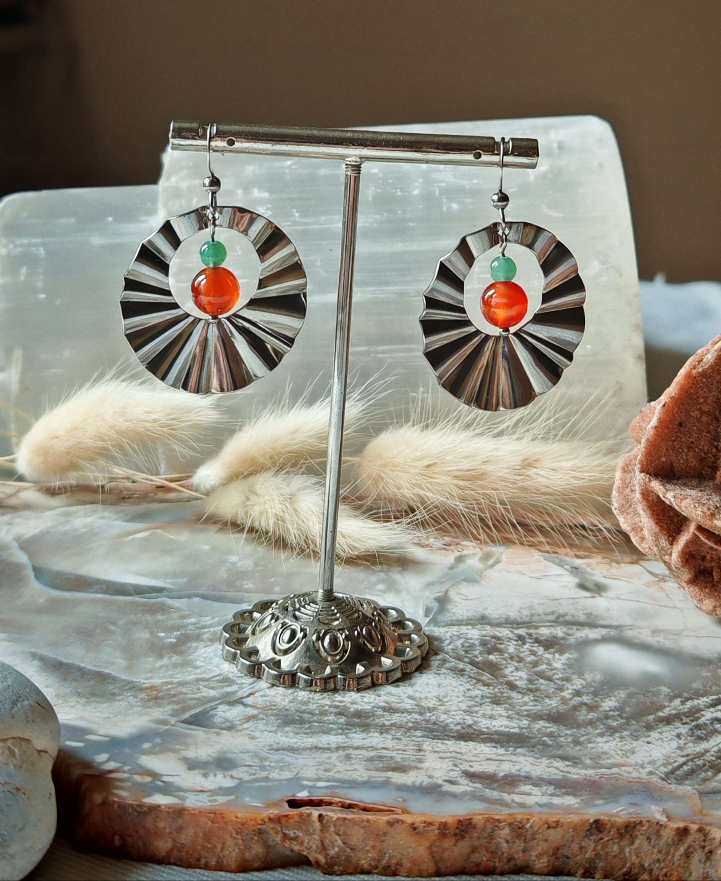 Boucle d'oreille creole aventurine et cornaline soleil avec décord en roche