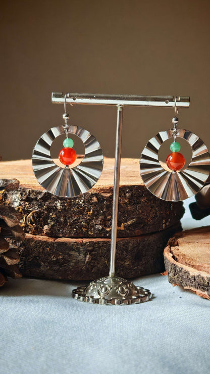 Boucle d'oreille creole aventurine et cornaline soleil sur support avec décord en bois