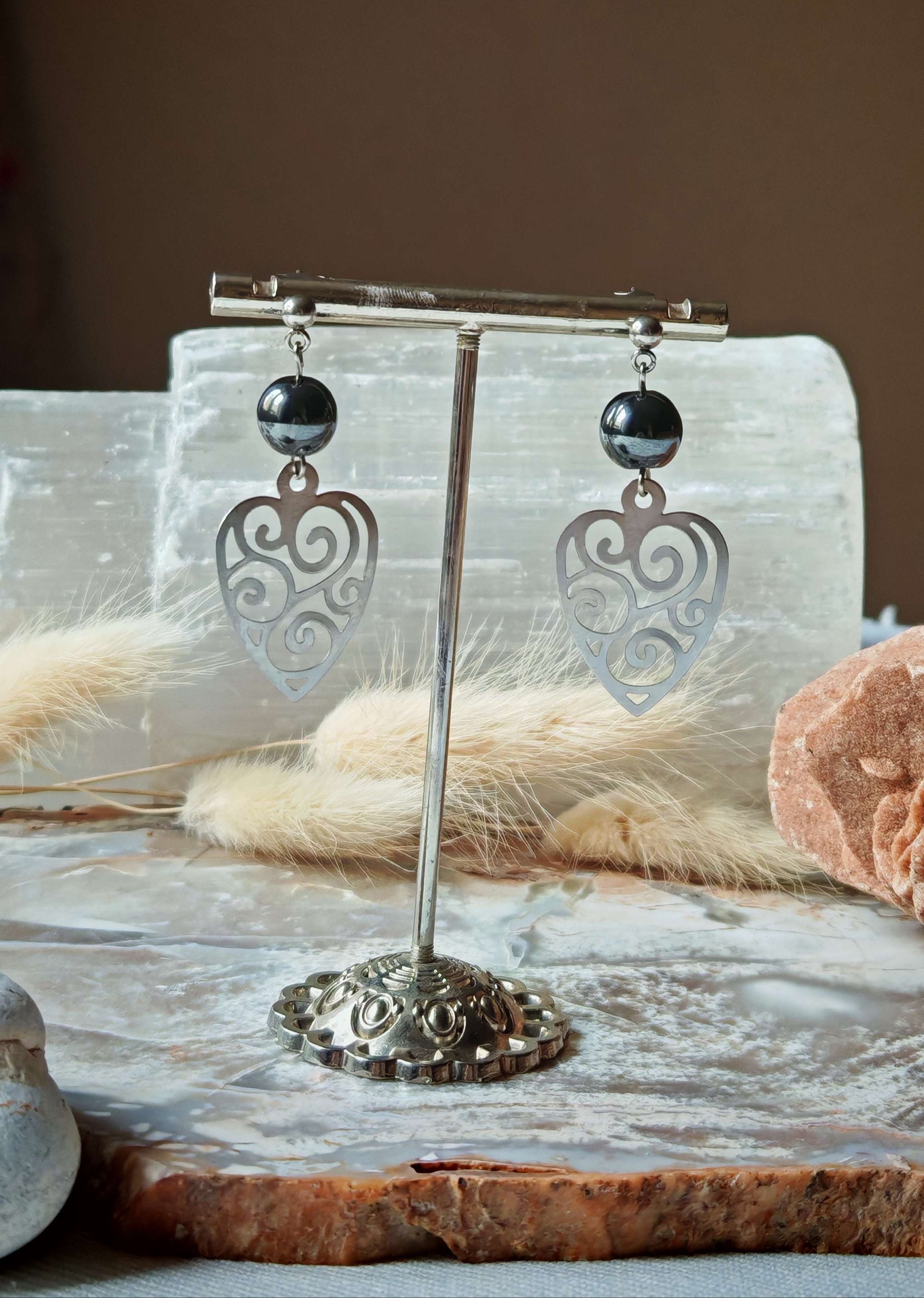 Boucle d'oreille hematite bouclier sur support avec décord roche