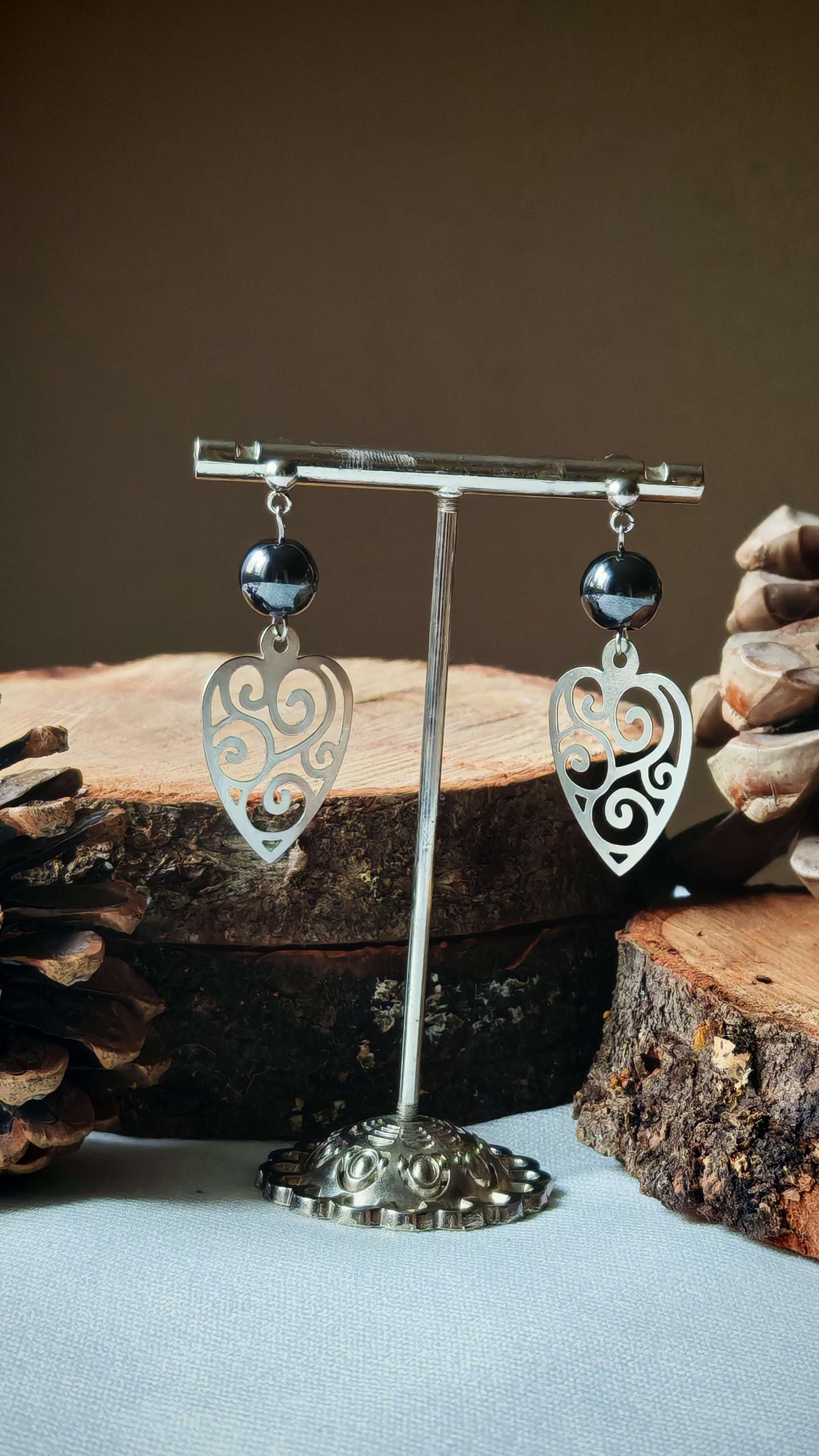 Boucle d'oreille hematite bouclier sur support avec décord bois