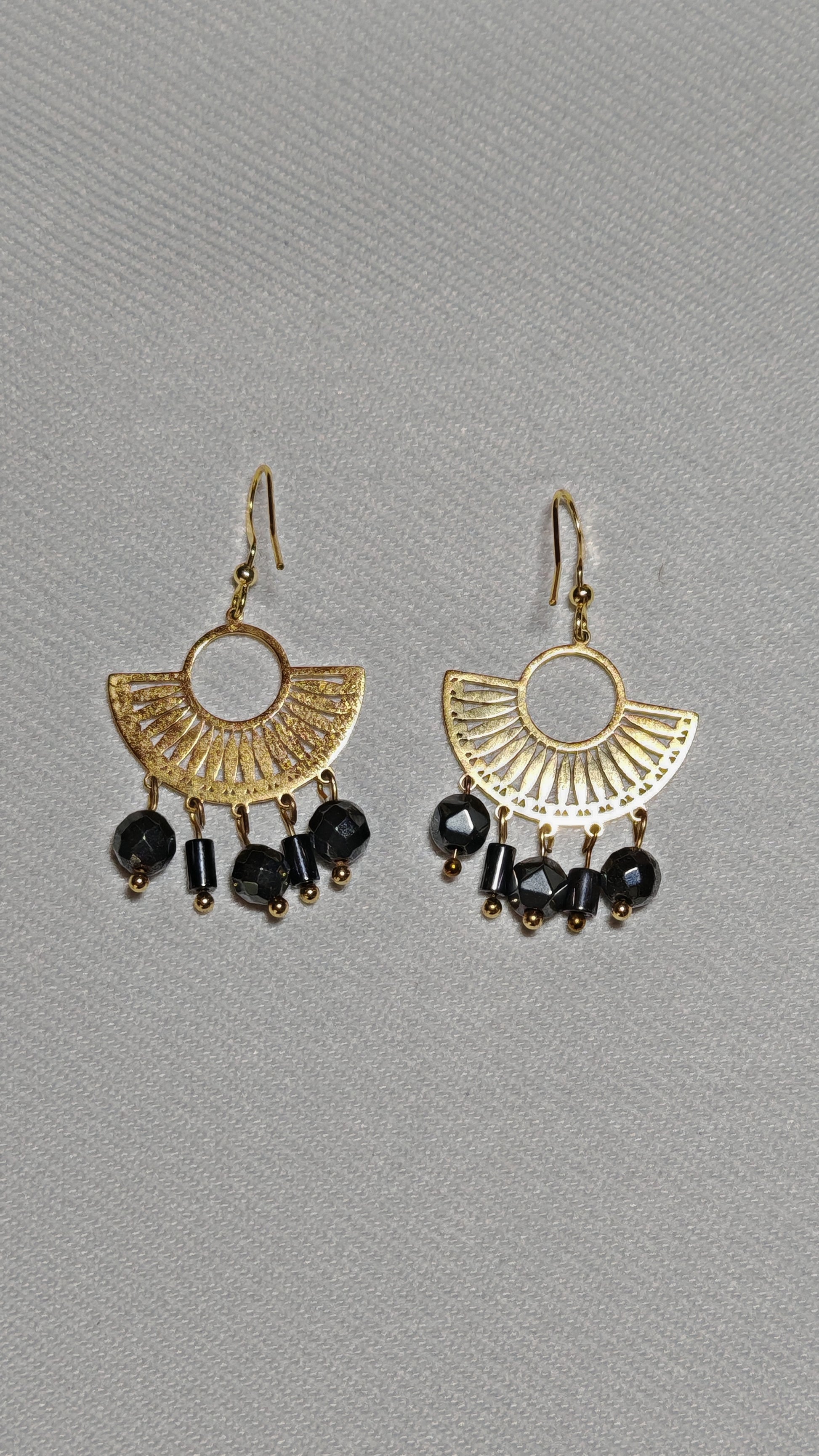 Boucle d'oreilles egyptienne hemtatite gro plan sur font blanc