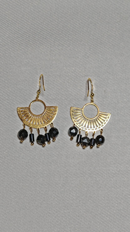 Boucle d'oreilles egyptienne hemtatite gro plan sur font blanc