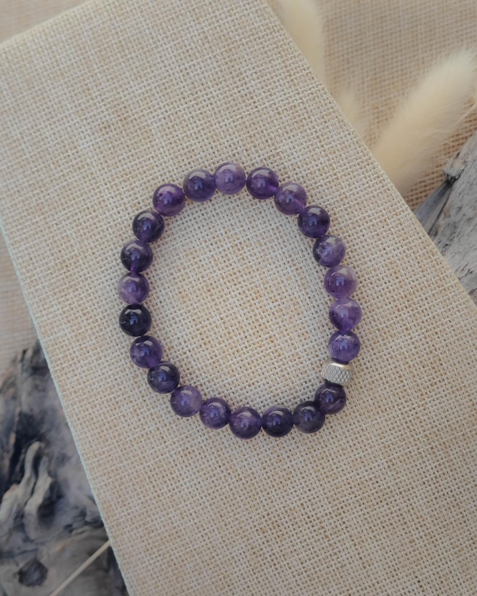 Vue de dessus du bracelet en amethyste naturel montrant les perles et nuances de la pierre
