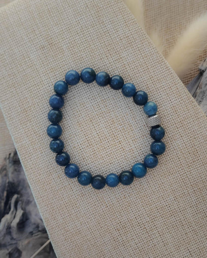 Vue de dessus du bracelet en apatite naturel montrant les perles et nuances de la pierre