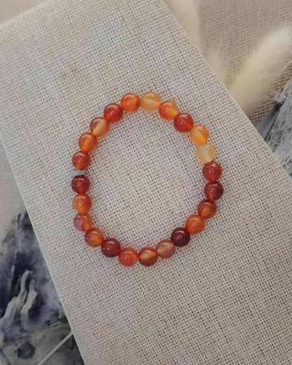 Vue de dessus du bracelet en cornaline naturel montrant les perles et nuances de la pierre