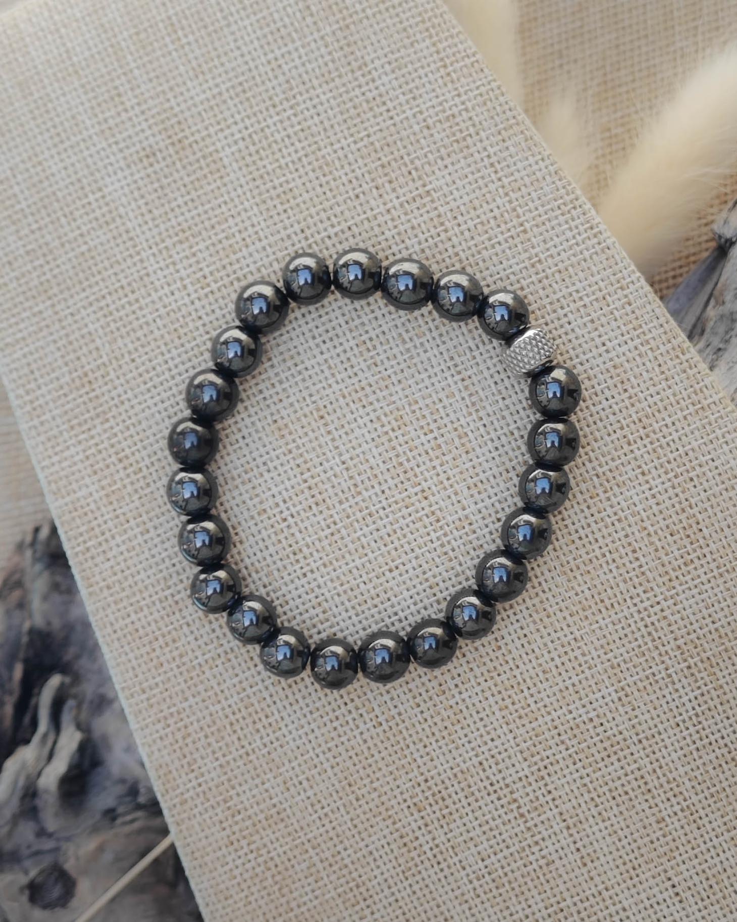 Vue de dessus du bracelet en hematite naturel montrant les perles et nuances de la pierre