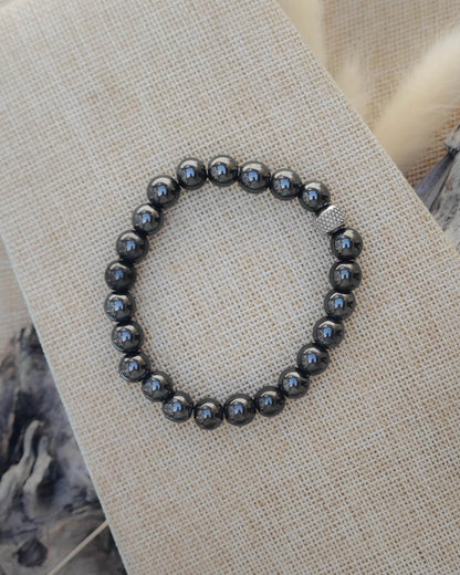 Vue de dessus du bracelet en hematite naturel montrant les perles et nuances de la pierre