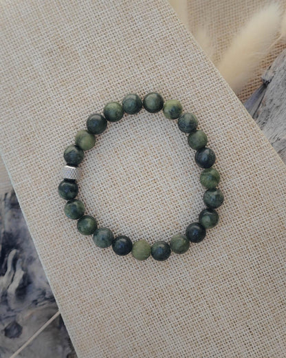 Vue de dessus du bracelet en jade verte naturel montrant les perles et nuances de la pierre