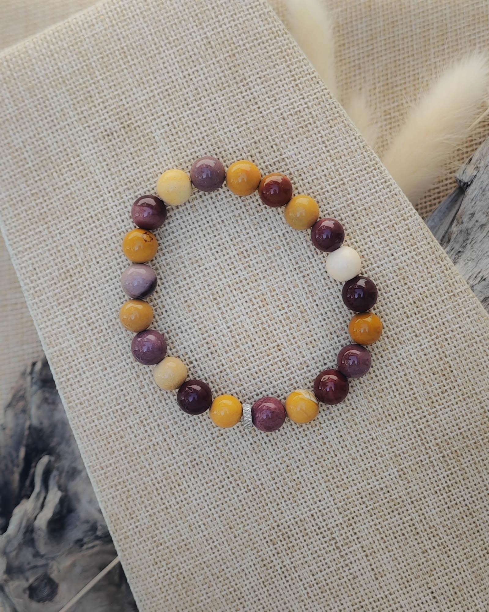Vue de dessus du bracelet en jaspe mokaite naturel montrant les perles et nuances de la pierre